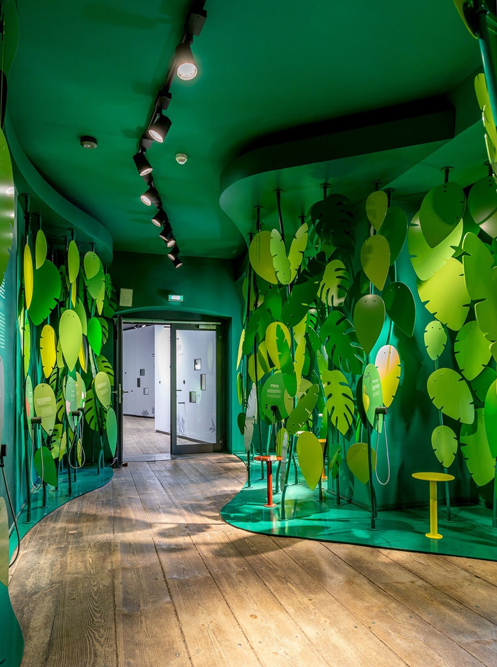 Paradiesraum im Deutschen Gartenbaumuseum mit interaktiven Blättern