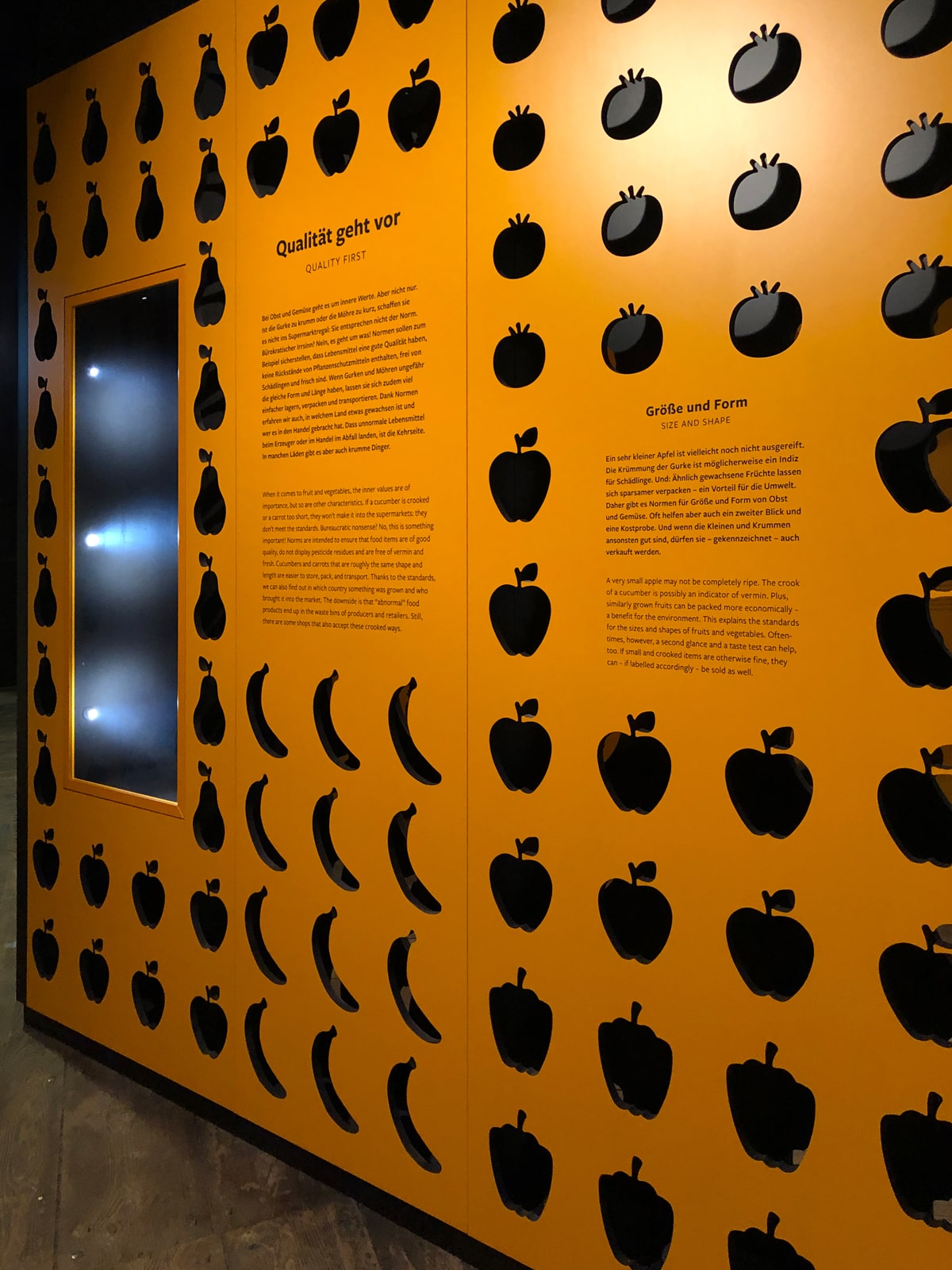 Deutsches Gartenbaumuseum Ausstellungsfoto DIN Wand mit ausgeschnittenem Obst