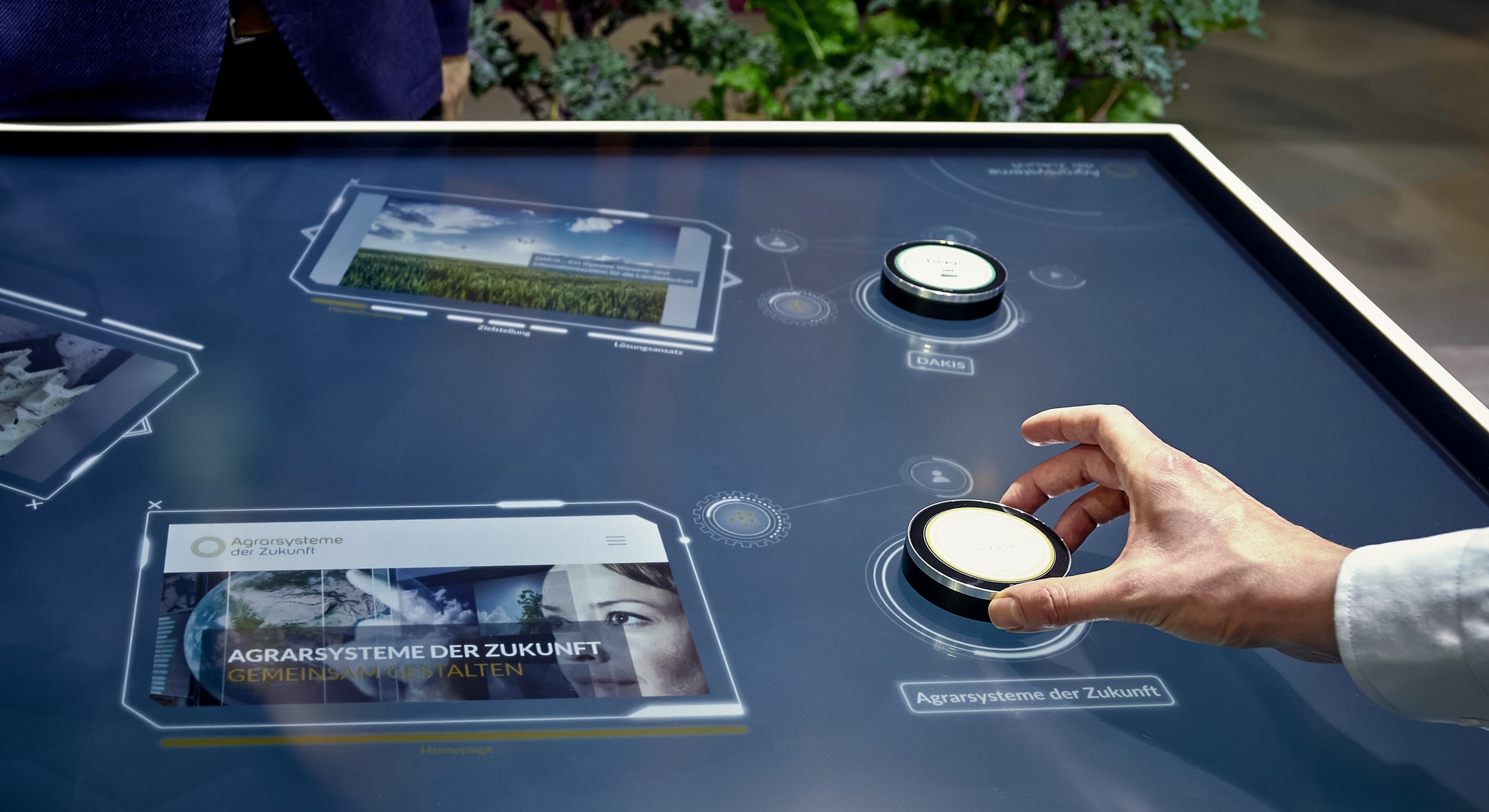 Messe-Aplikation mit Inhalten des Leibniz Institut Großbeeren. Ein Objekt auf einem animierten Display mit Maschinen-Teilen.